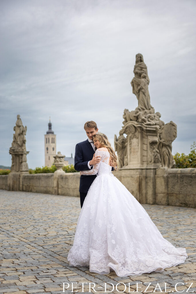 Svatební fotografie se sochami před Jezuitskou kolejí (GASK)