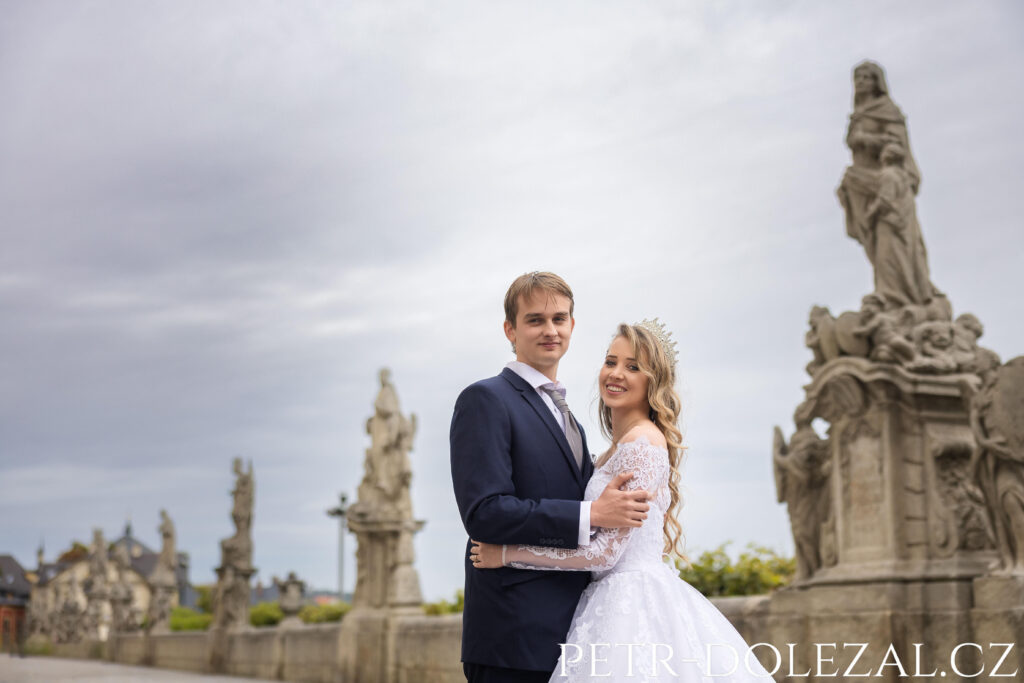 Svatební fotografie se sochami před Jezuitskou kolejí (GASK)