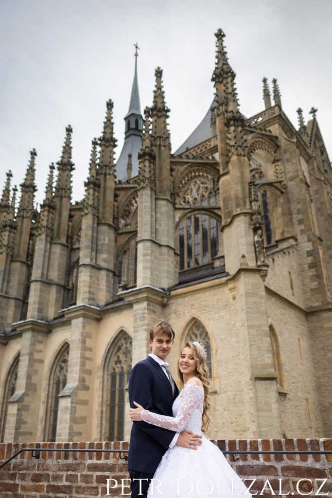 Svatební fotografie s chrámem sv. Barbory v Kutné Hoře