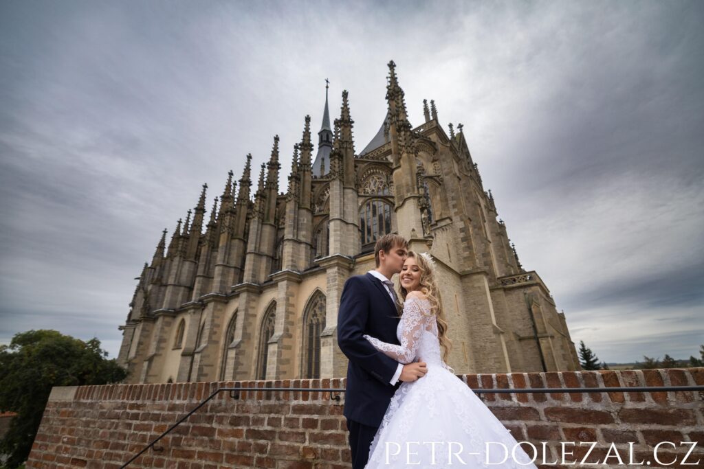 Svatební fotografie s chrámem sv. Barbory
