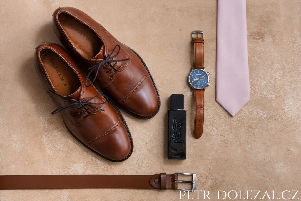 zátiší s předměty ženicha: boty, hodinky, opasek, kravata a parfém