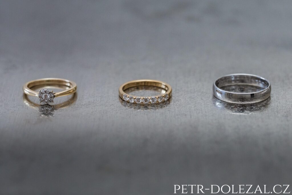 tři prsteny vedle sebe