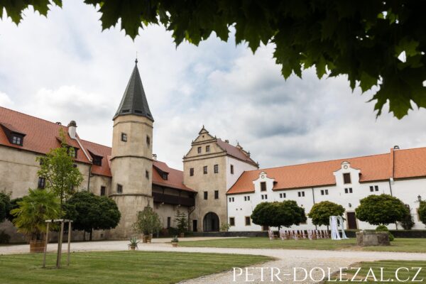 budova zámku Libouchec při pohledu z nádvoří