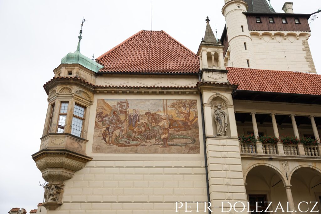 Malba na fasádě Průhonického zámku