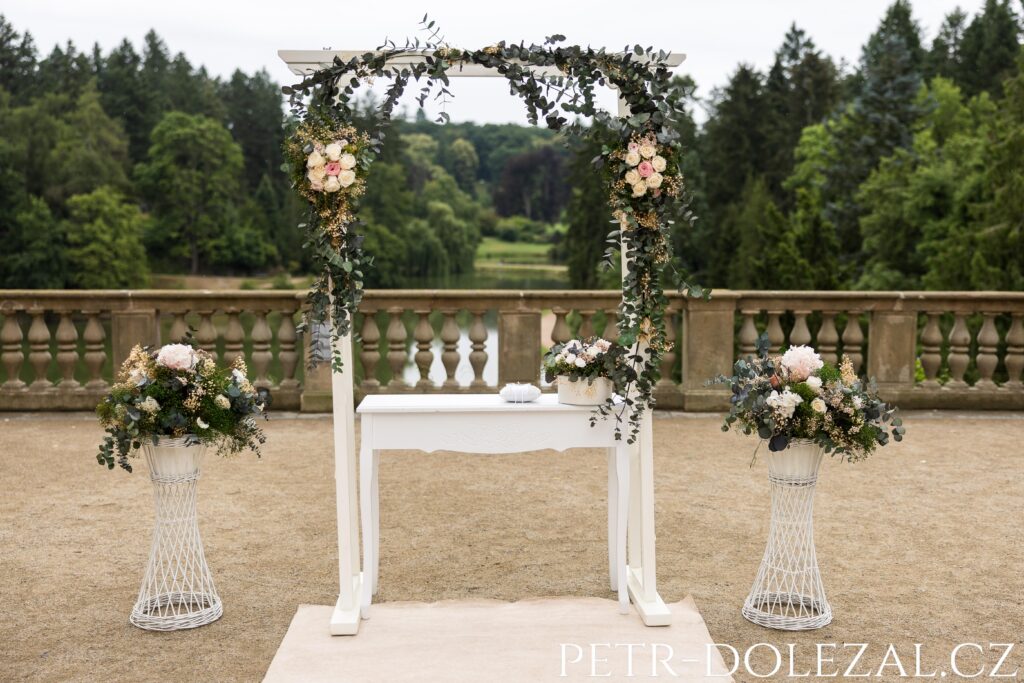 Slavobrána na nádvoří Průhonického zámku