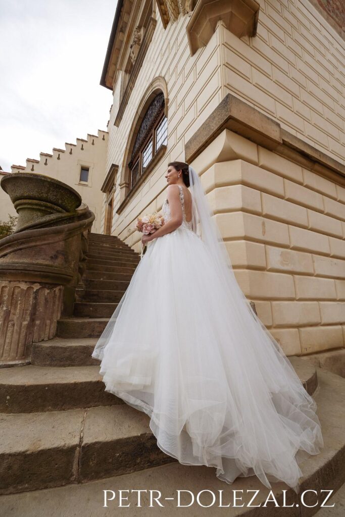 Nevěsta na schodišti zámku Průhonice