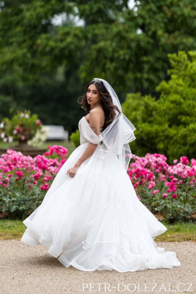 Nevěsta před květinovým záhonem