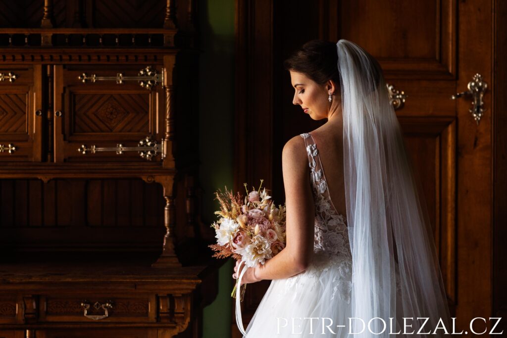 Nevěsta pózující v zámku Průhonice