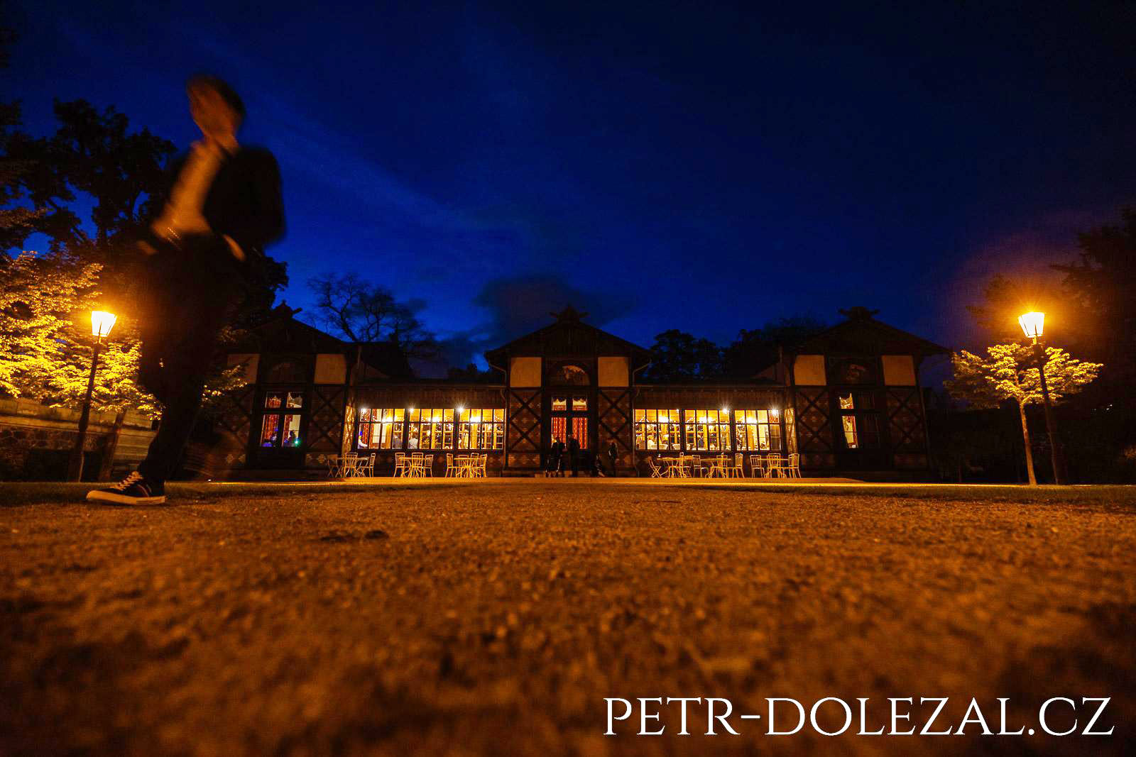 Pavilon Grébovka během noční svatební zábavy s rozsvícenými světly