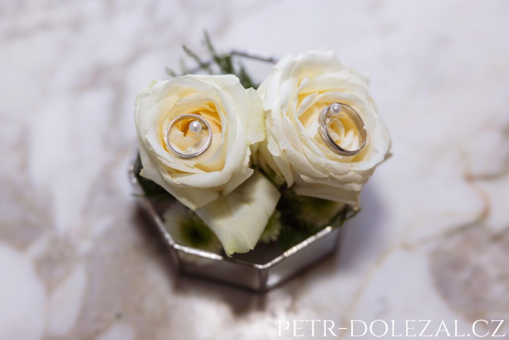 Snubní prsteny focené na mramorovém podkladu