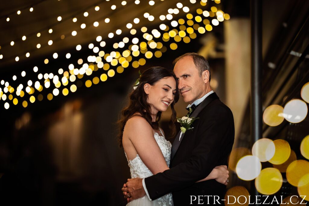 Dvojportrét nevěsty a ženicha se světýlky před Villou Richter