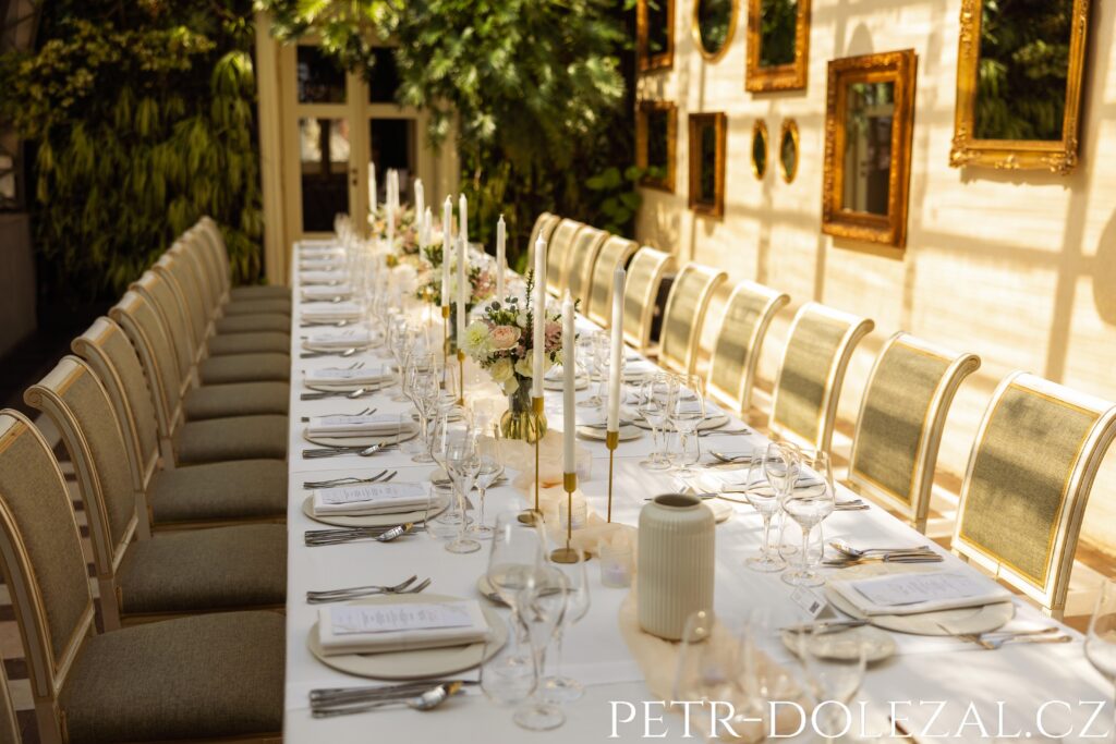 Připravený stůl pro svatební hostinu - Villa Richter