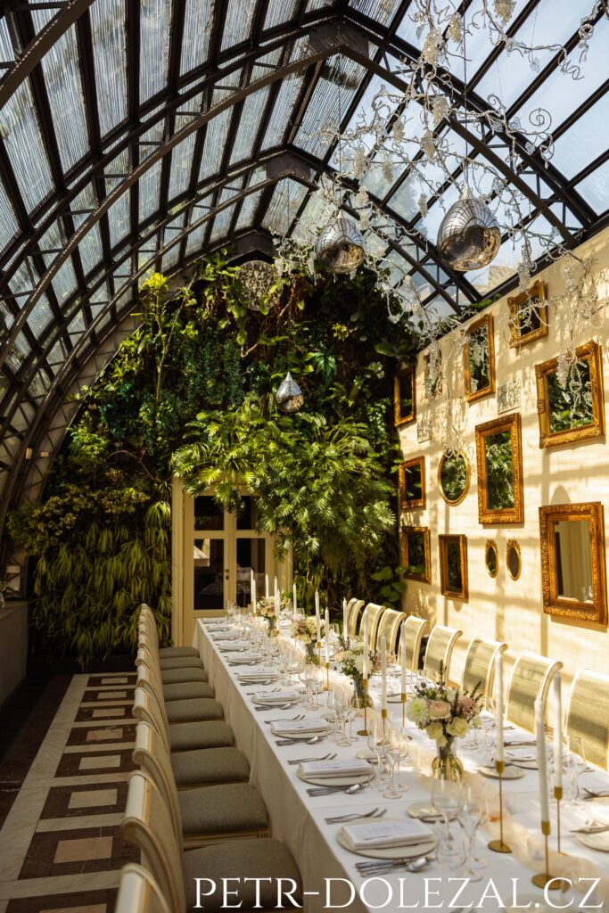 Prostřený stůl ve skleníkovém prostředí Piano Nobile
