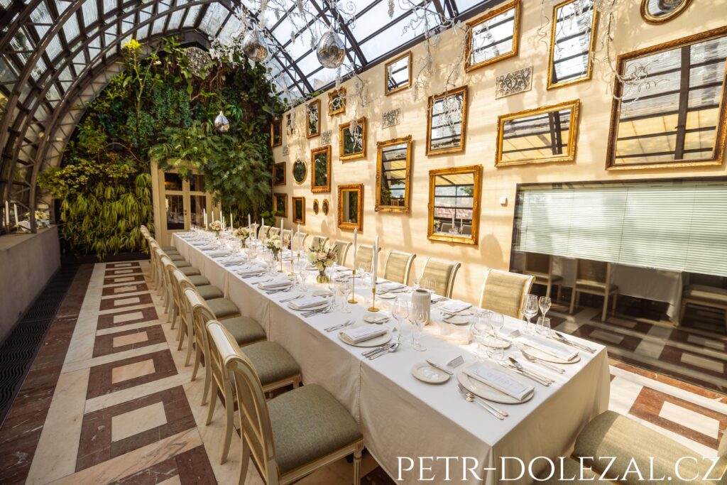 Prostřený stůl na svatební hostinu spolu se zrcadly v Piano Nobile