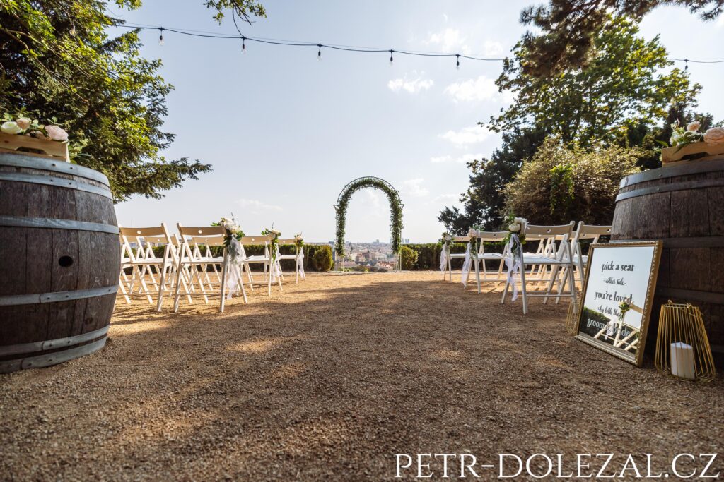 Připravené židle a slavobrána na svatební obřad