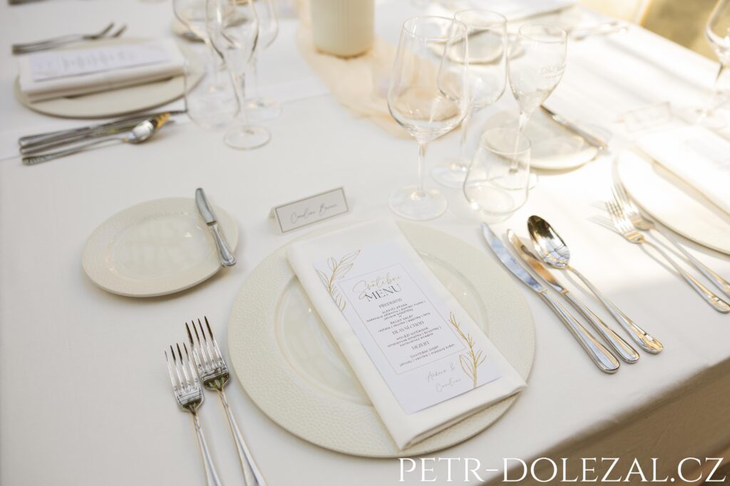Detail prostřeného stolu pro svatební hostinu - svatební menu
