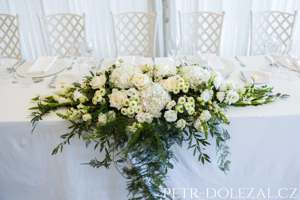 Květinové dekorace svatební hostiny