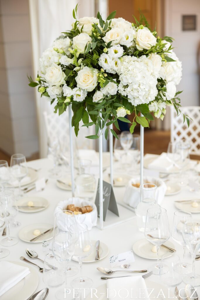 Květinová výzdoba svatební tabule