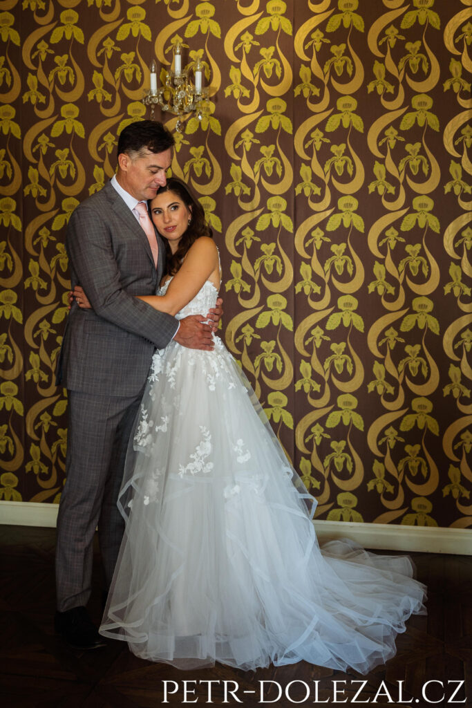 Objímající se novomanželé v interiéru Villy Richter