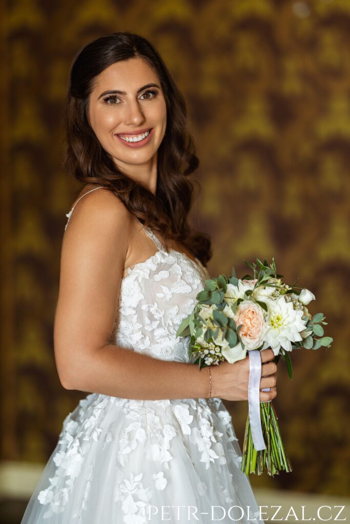 Fotografie nevěsty s kyticí - od pasu nahoru