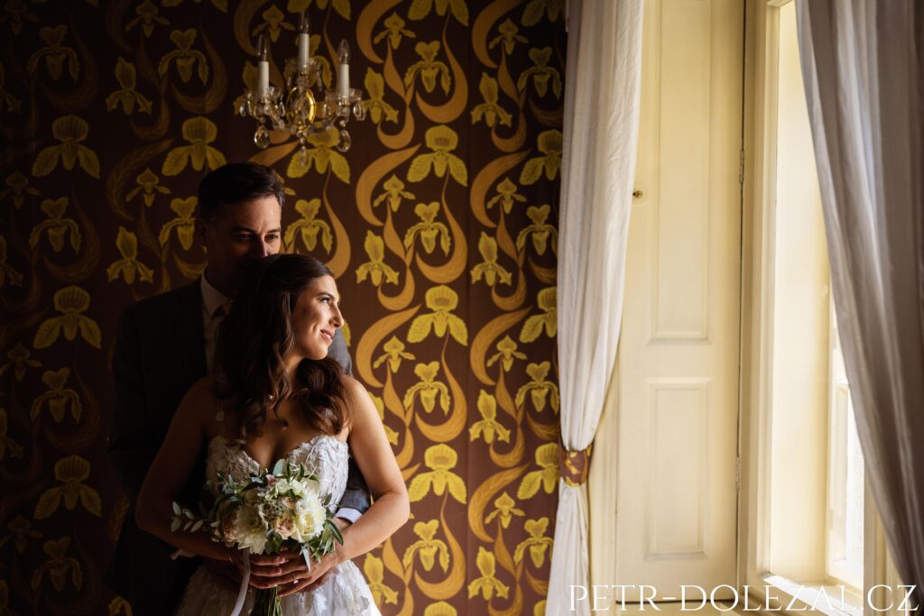 Ženich s nevěstou u okna