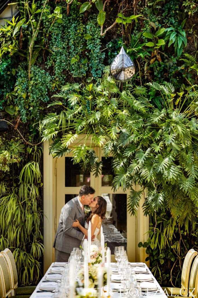 Ženich a nevěsta orámovaní zelení v Piano Nobile