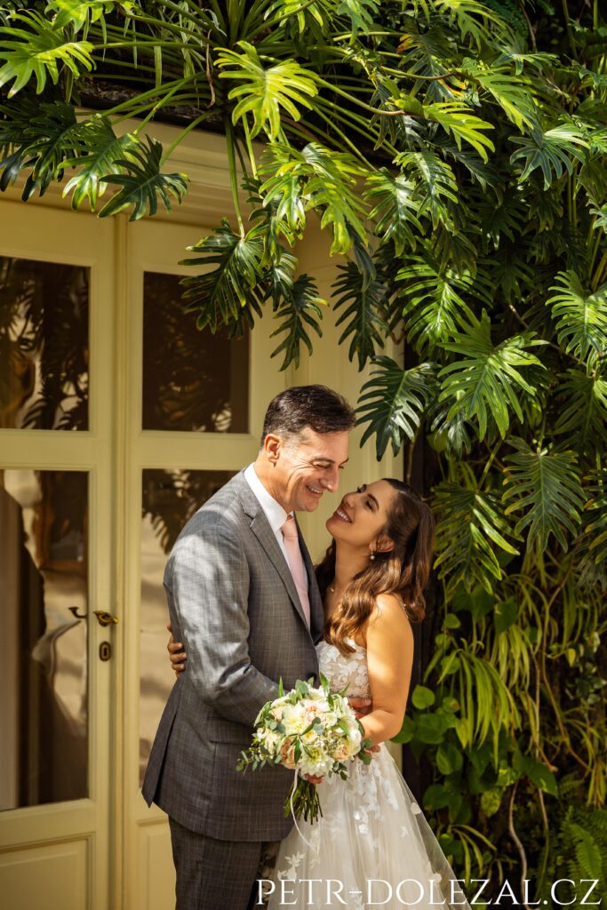 Ženich a nevěsta orámovaní zelení v Piano Nobile