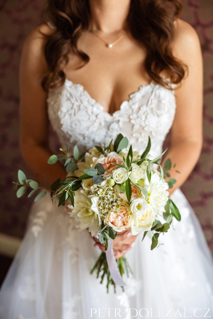 Detail kytice, kterou drží nevěsta
