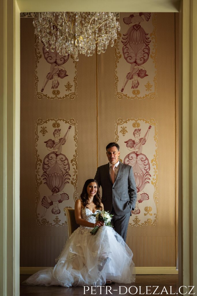 Dvojportrét sedící nevěsty a stojícího ženicha