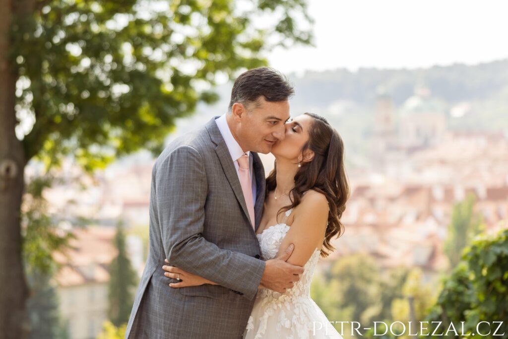 Polibek nevěsty na pozadí pražského panoramatu