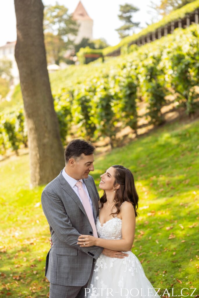 Ženich objímající nevěstu