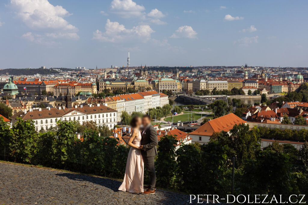Párové fotografování na cestě u villy Richter