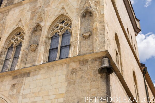 Kamenný zvon ve fasádě Domu