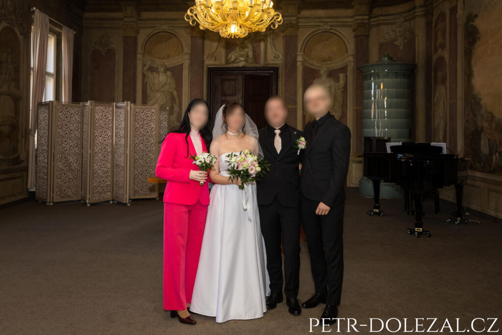 Skupinka čtyř svatebčanů ve svatební síni