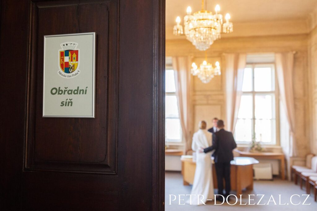 Pohled skrz dveře do předsálí obřadní místnosti