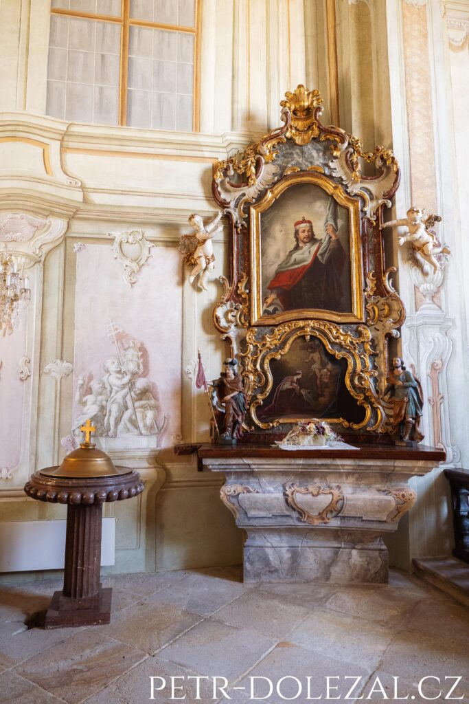 Boční oltář v interiéru kaple