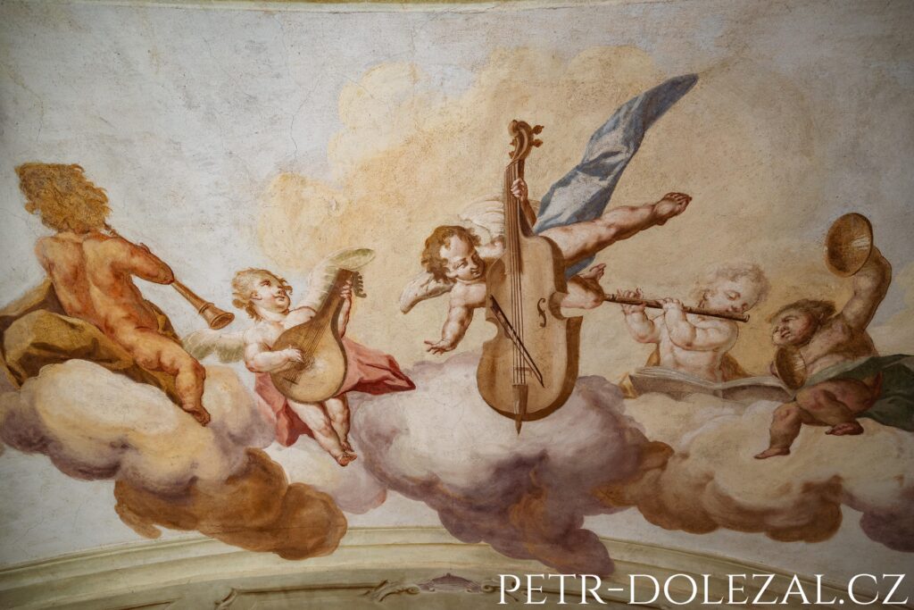 Malby andílků hudebníků na stropě