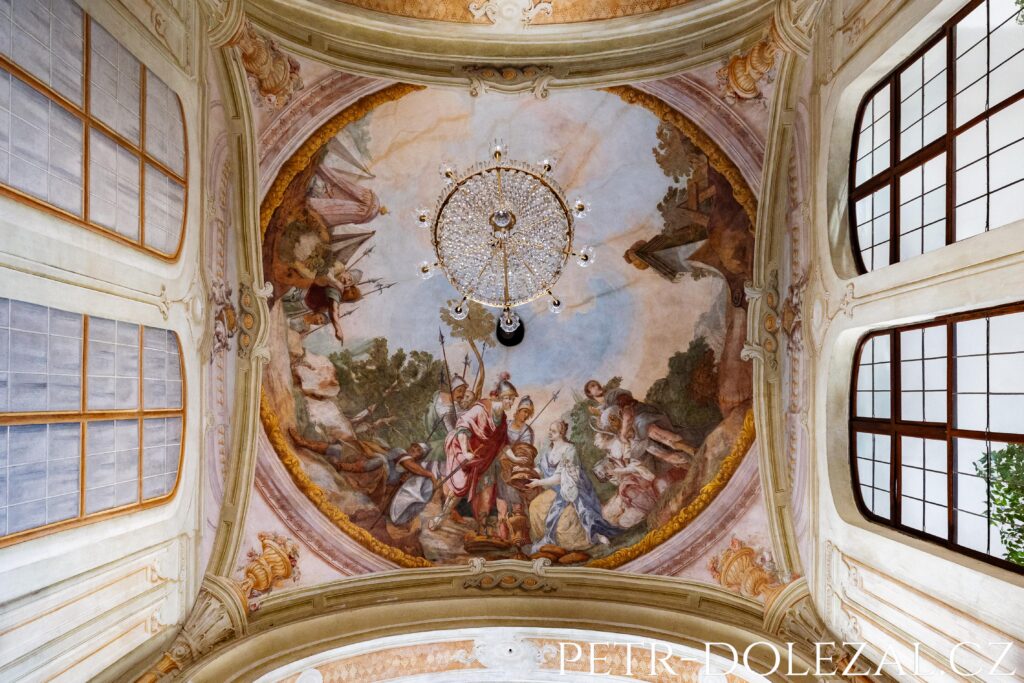 Detail lustru a stropní malby v Zámecké kapli