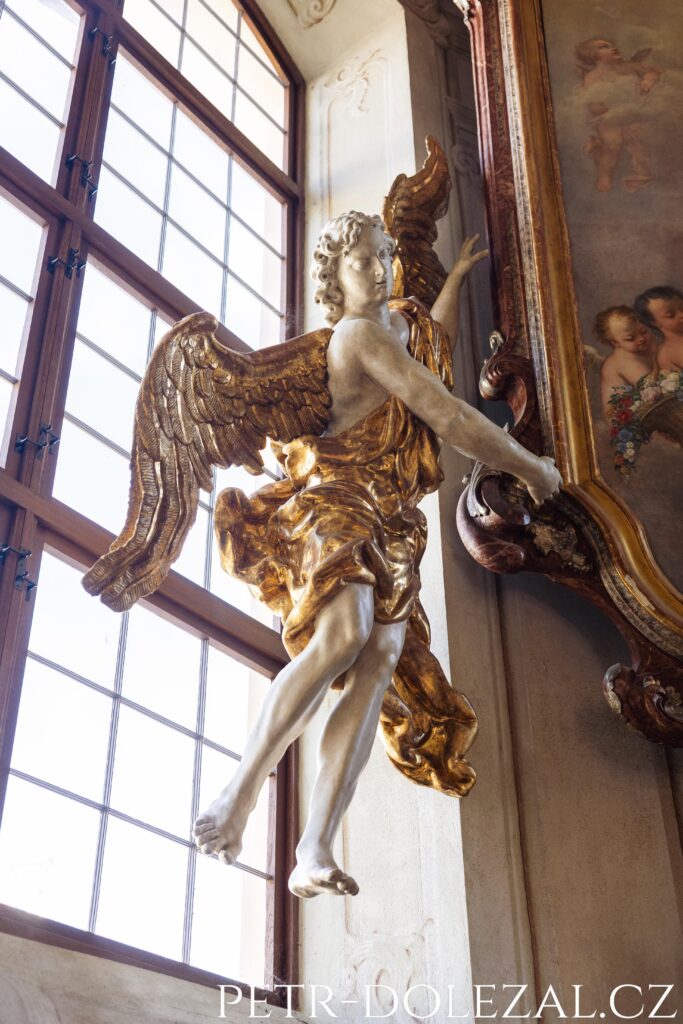 Plastika anděla před oknem