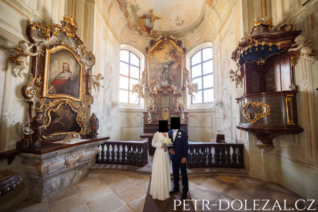 Portréty novomanželů před kněžištěm kaple