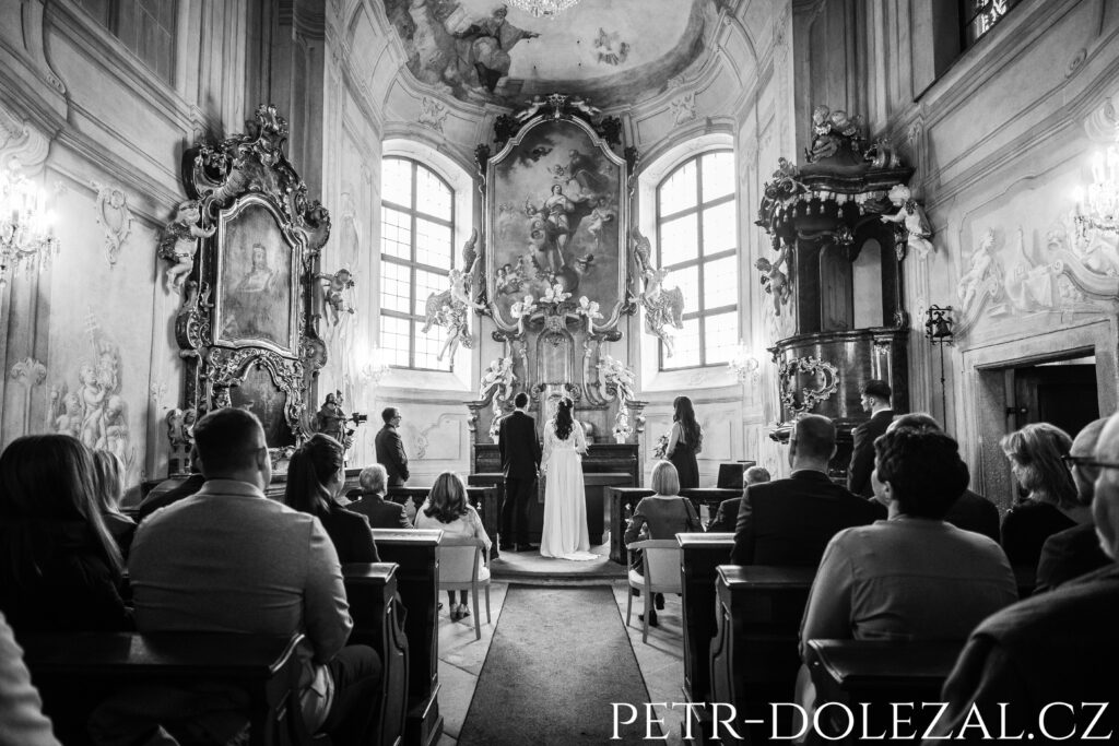 Svatební obřad se všemi účastníky vyfocený zezadu