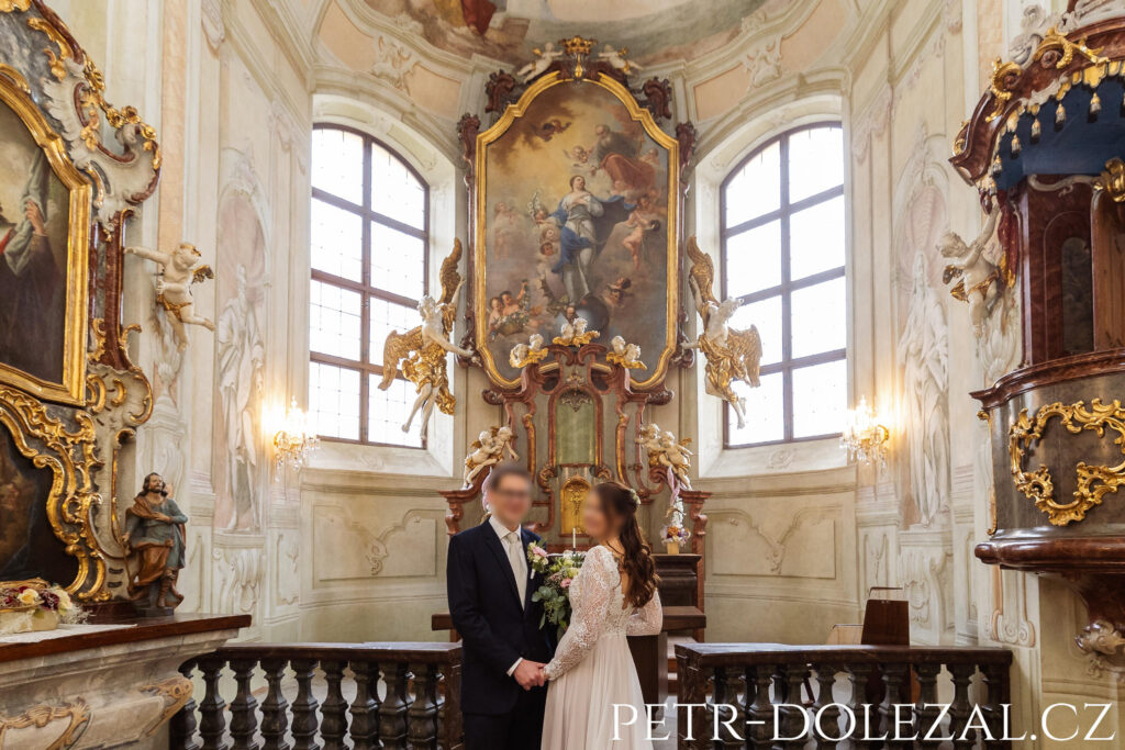 Ženich a nevěsta před hlavním oltářem v kapli Nanebevzetí Panny Marie