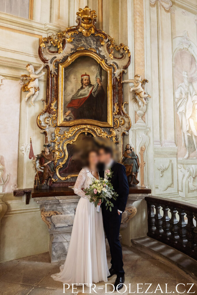 Dvojportrét ženicha nevěsty před bočním oltářem