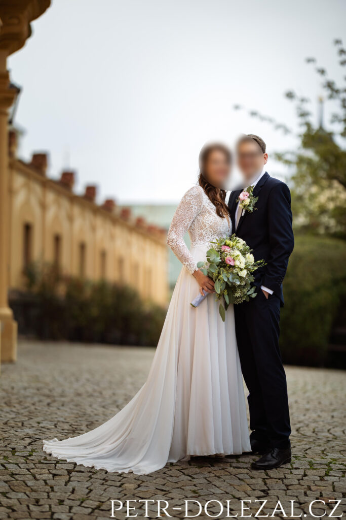 Klasický svatební portrét nevěsty a ženicha
