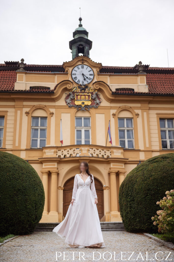 Nevěsta na cestě před Libeňským zámkem