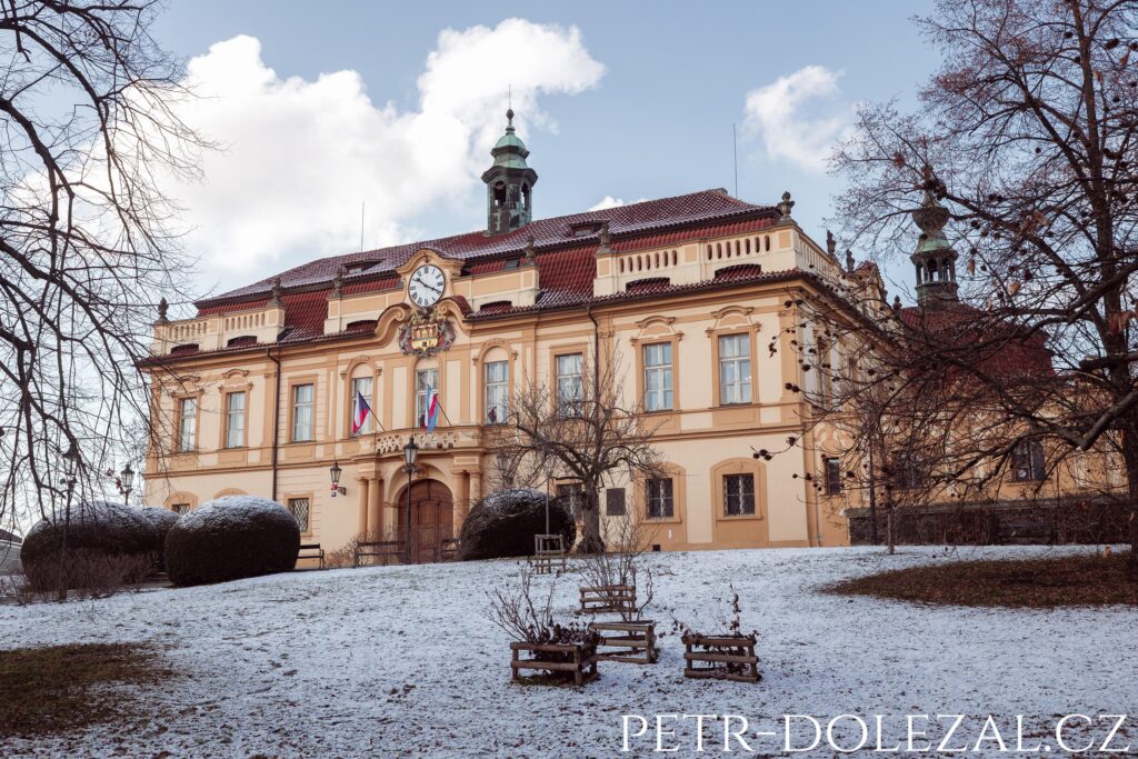 Libeňský zámek v zimě se sněhovým popraškem na zemi