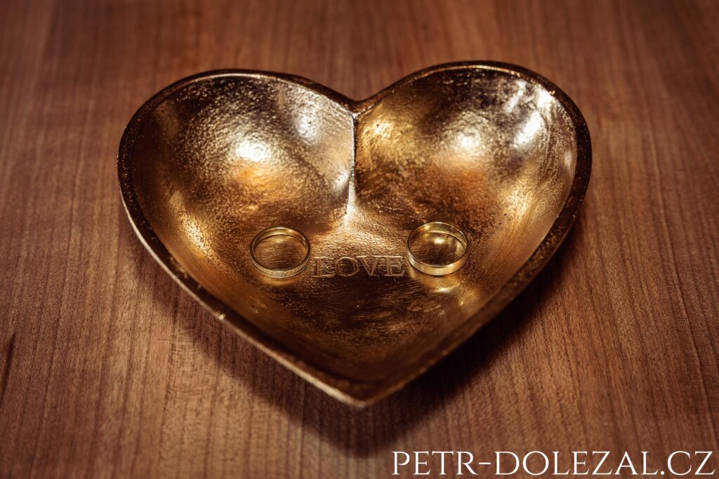 Dekorační zlatá miska se snubními prsteny