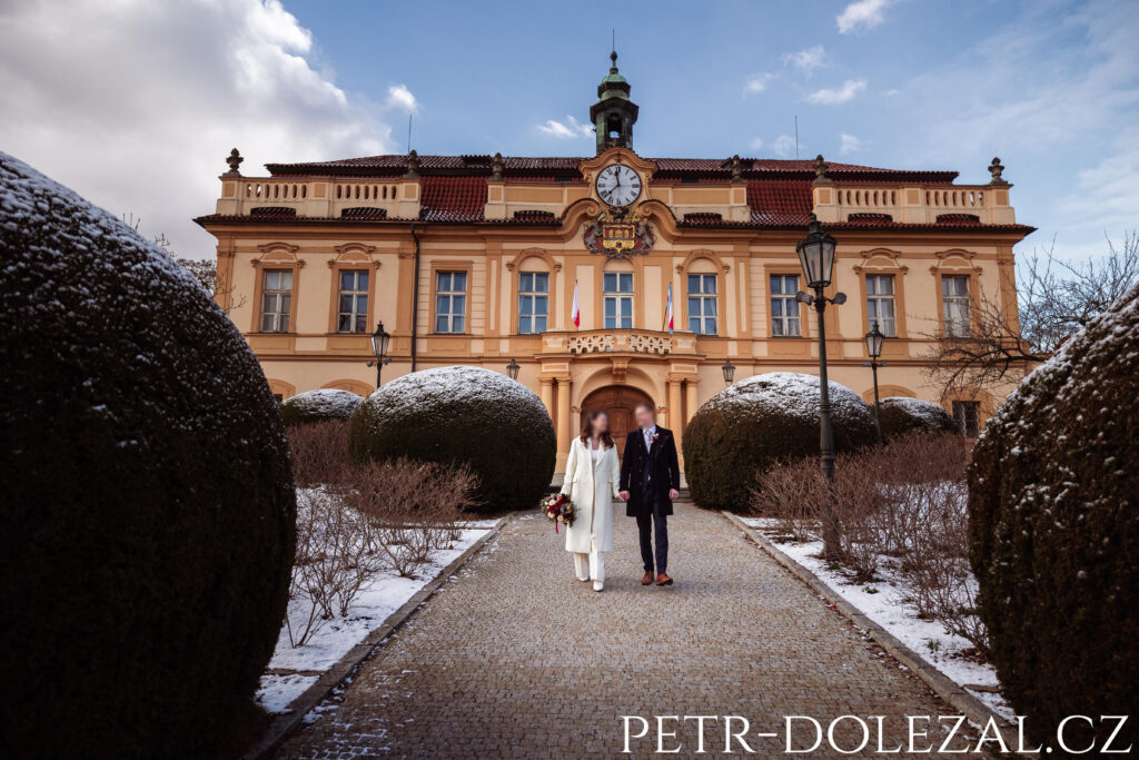 novomanželé odcházející z Libeňského zámku