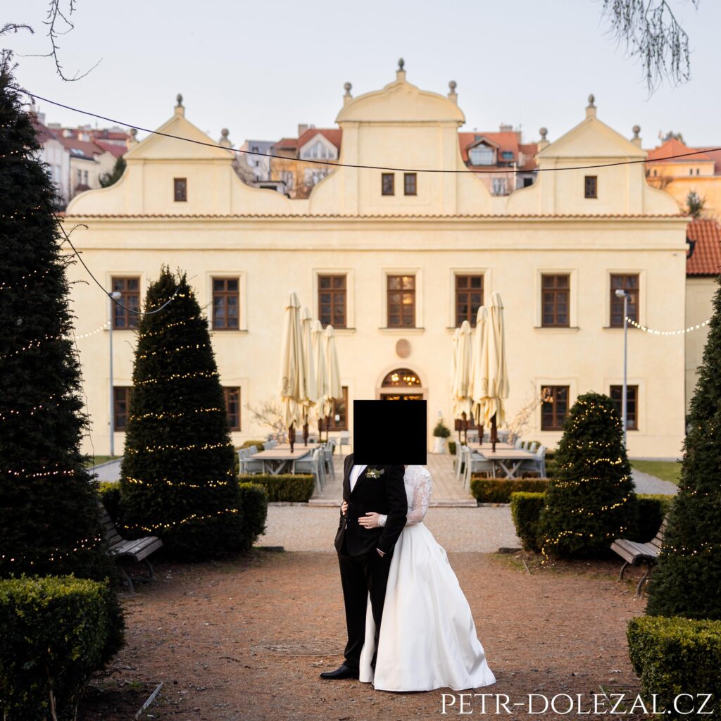 Ženich s nevěstou stojící před Vilou Kajetánka
