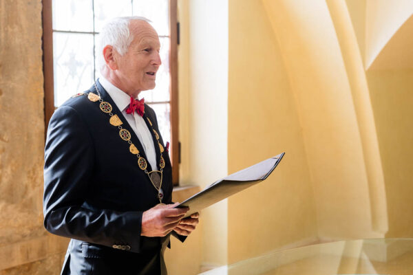 Jan Pirk jako oddávající na svatbě